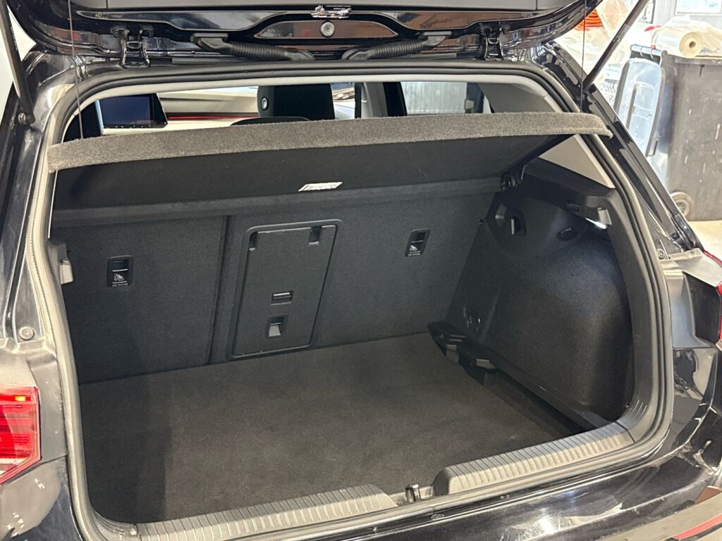 Volkswagen Golf 2022 Musta