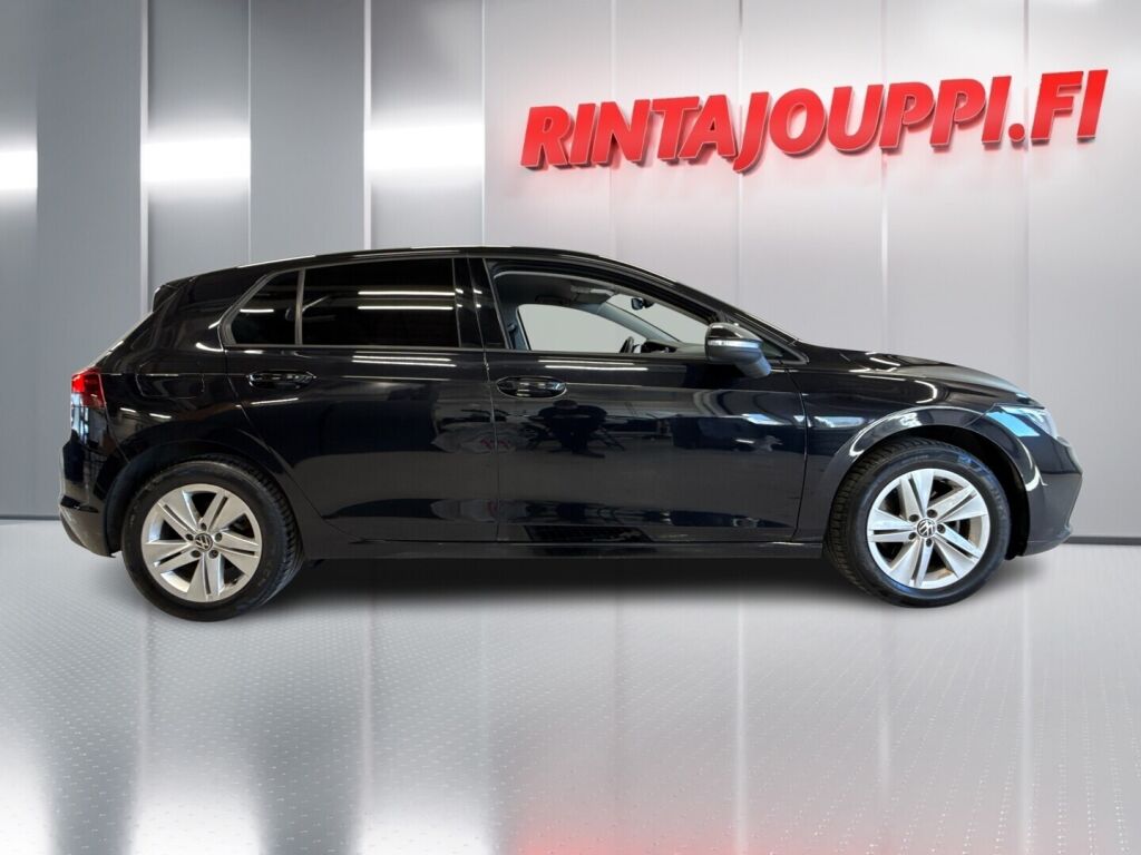 Volkswagen Golf 2022 Musta