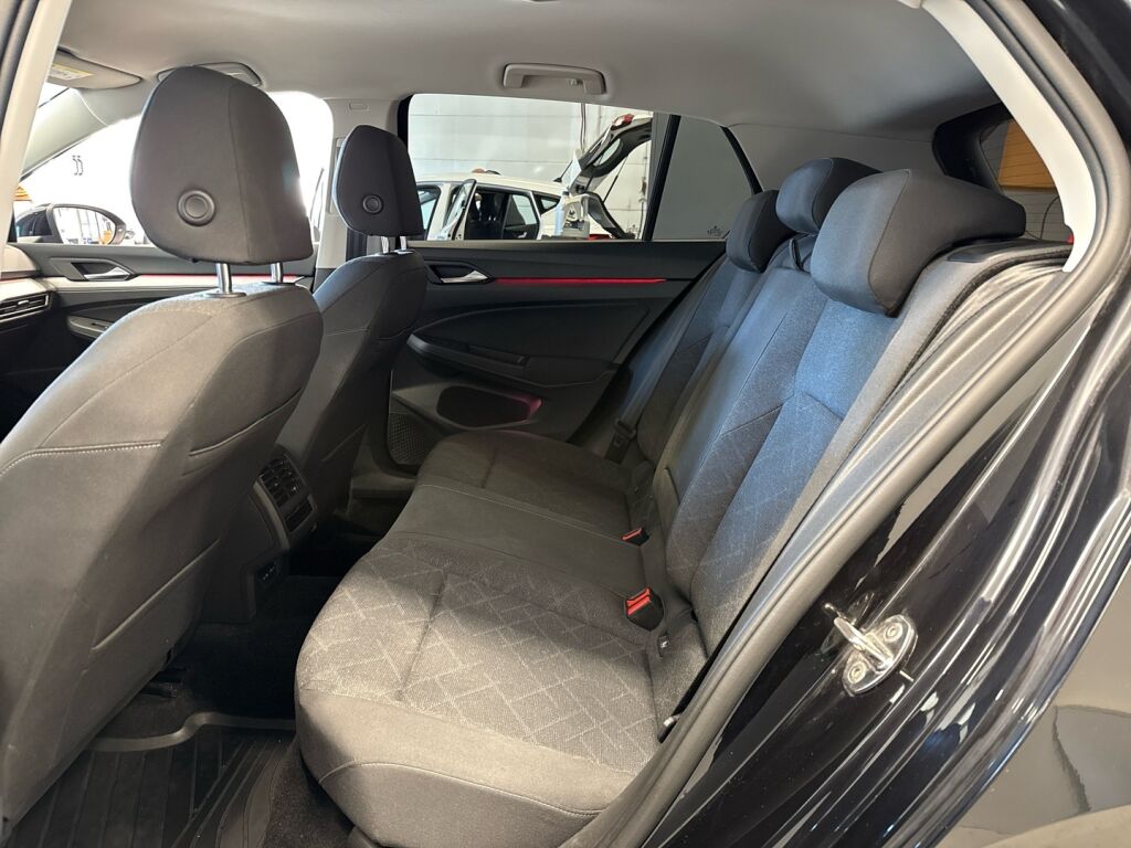 Volkswagen Golf 2022 Musta