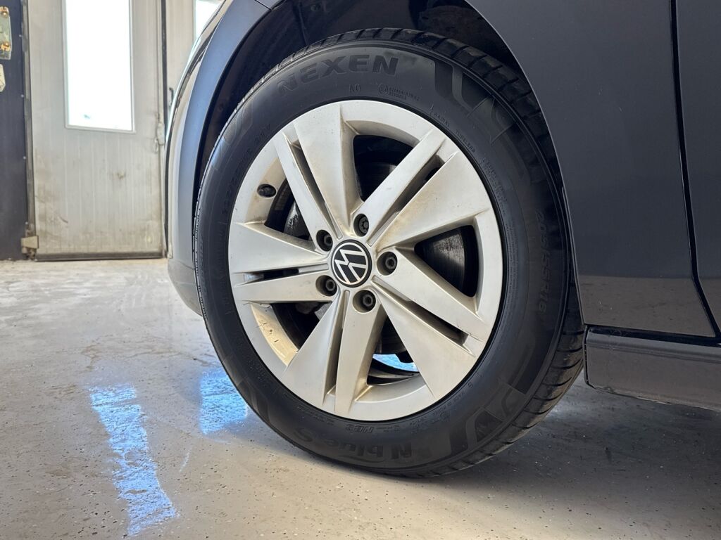 Volkswagen Golf 2022 Musta