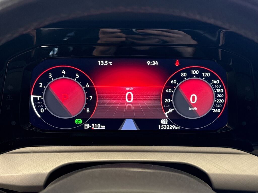 Volkswagen Golf 2022 Musta