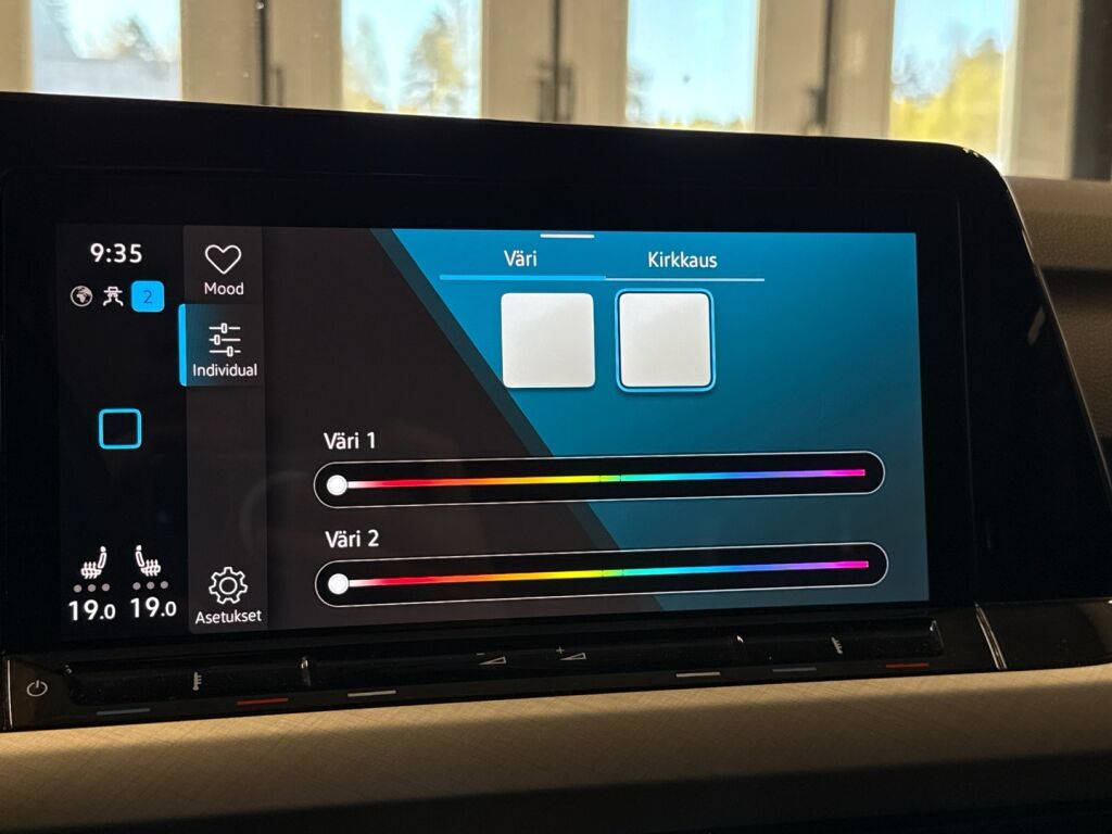 Volkswagen Golf 2022 Musta
