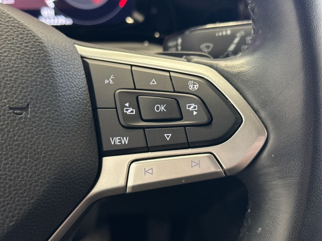 Volkswagen Golf 2022 Musta