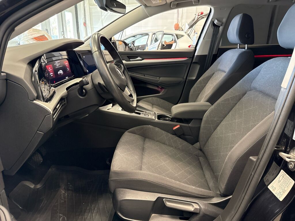 Volkswagen Golf 2022 Musta
