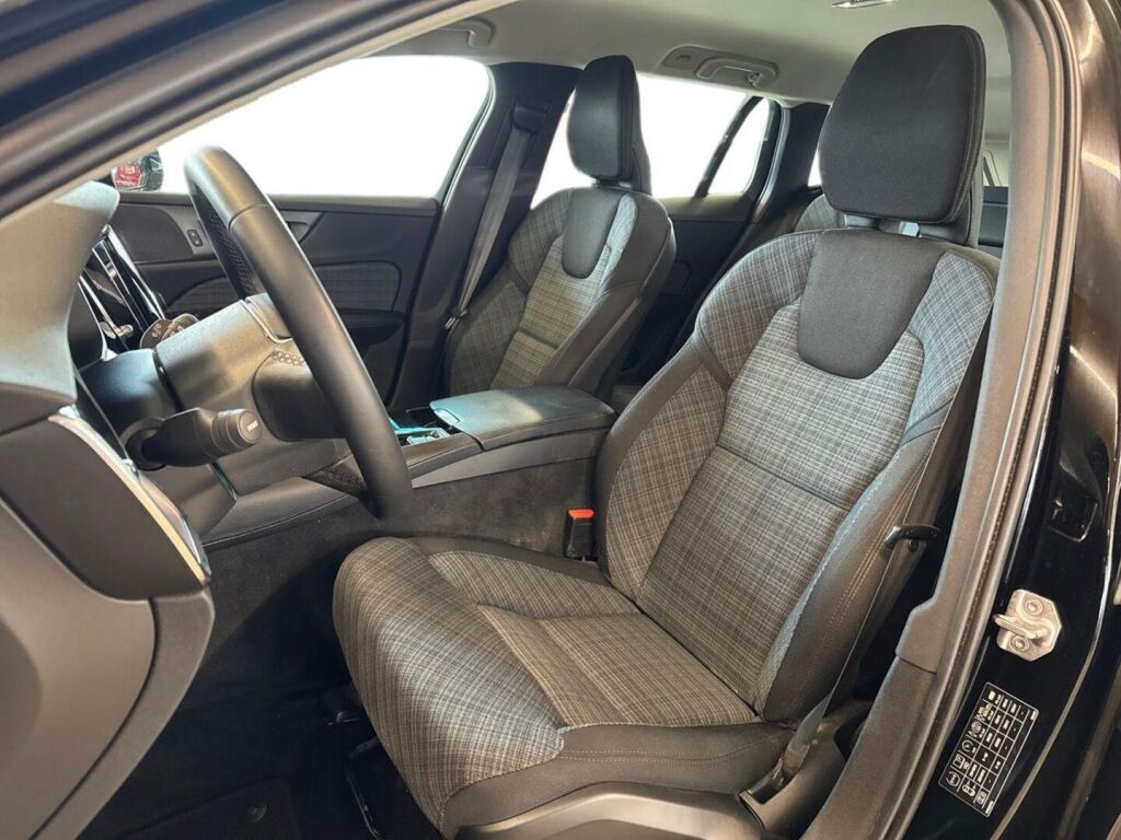 Volvo V60 2022 Musta