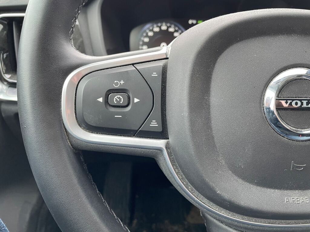 Volvo V60 2022 Musta