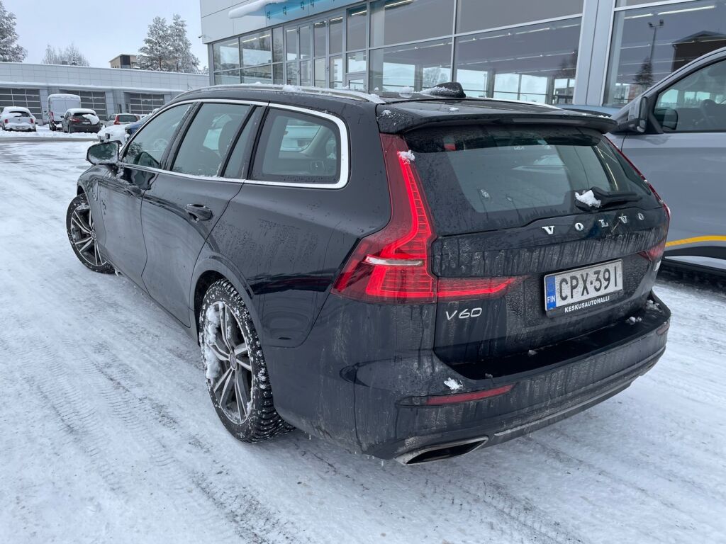 Volvo V60 2022 Musta