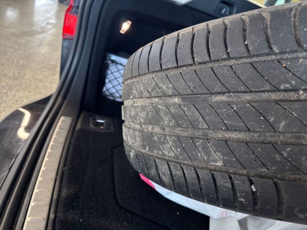 Volvo V60 2022 Musta