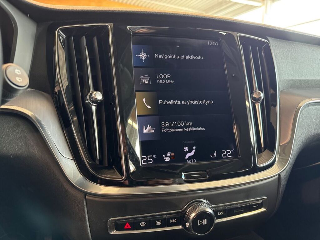 Volvo V60 2022 Musta