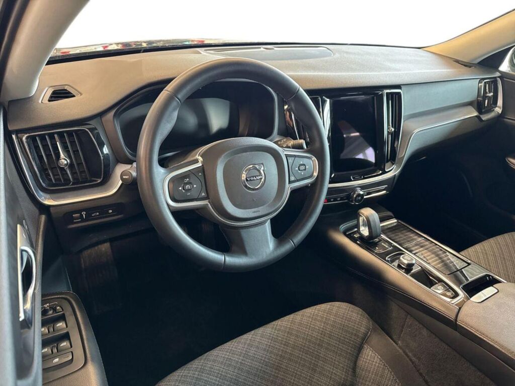 Volvo V60 2022 Musta