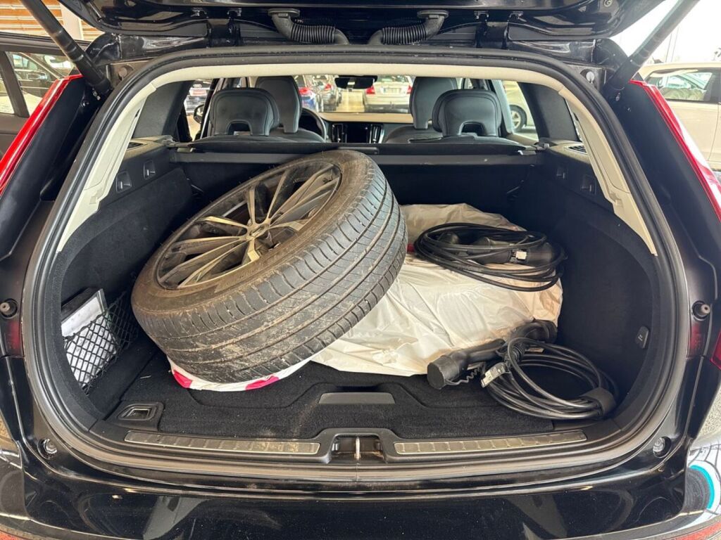 Volvo V60 2022 Musta