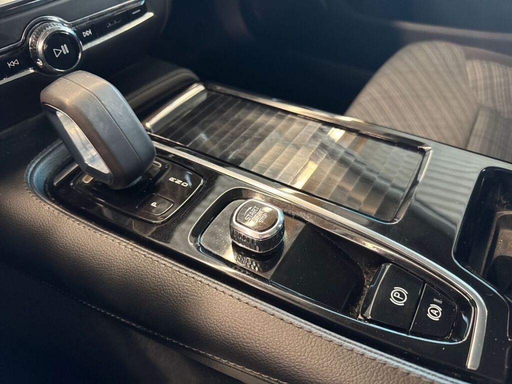 Volvo V60 2022 Musta