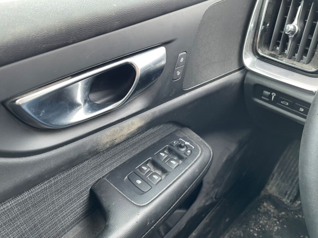 Volvo V60 2022 Musta