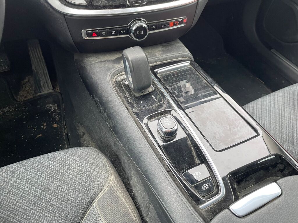 Volvo V60 2022 Musta