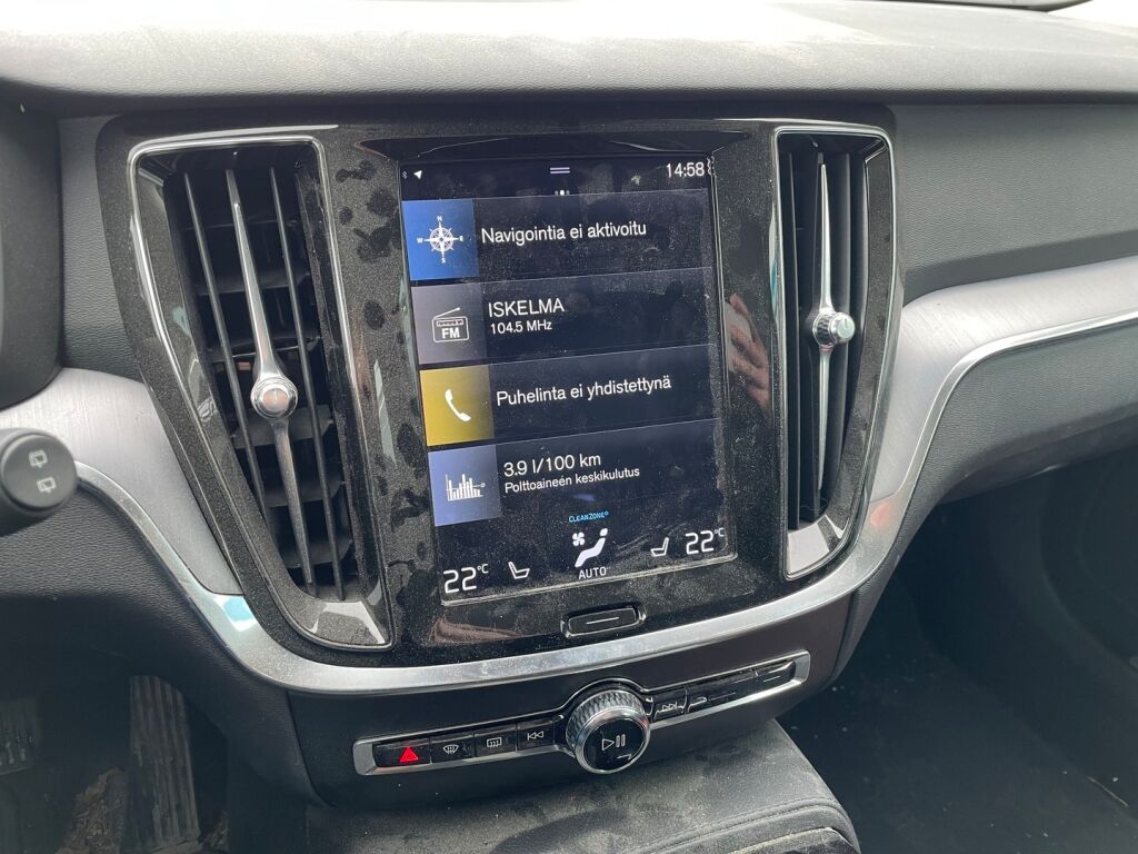 Volvo V60 2022 Musta