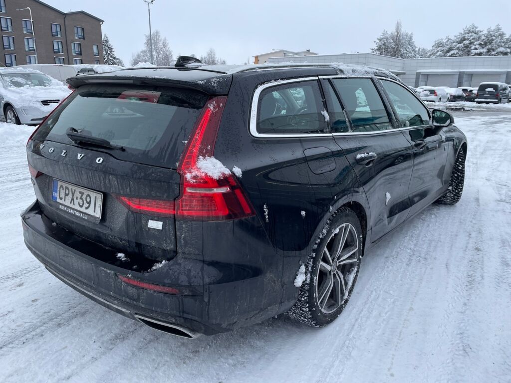 Volvo V60 2022 Musta