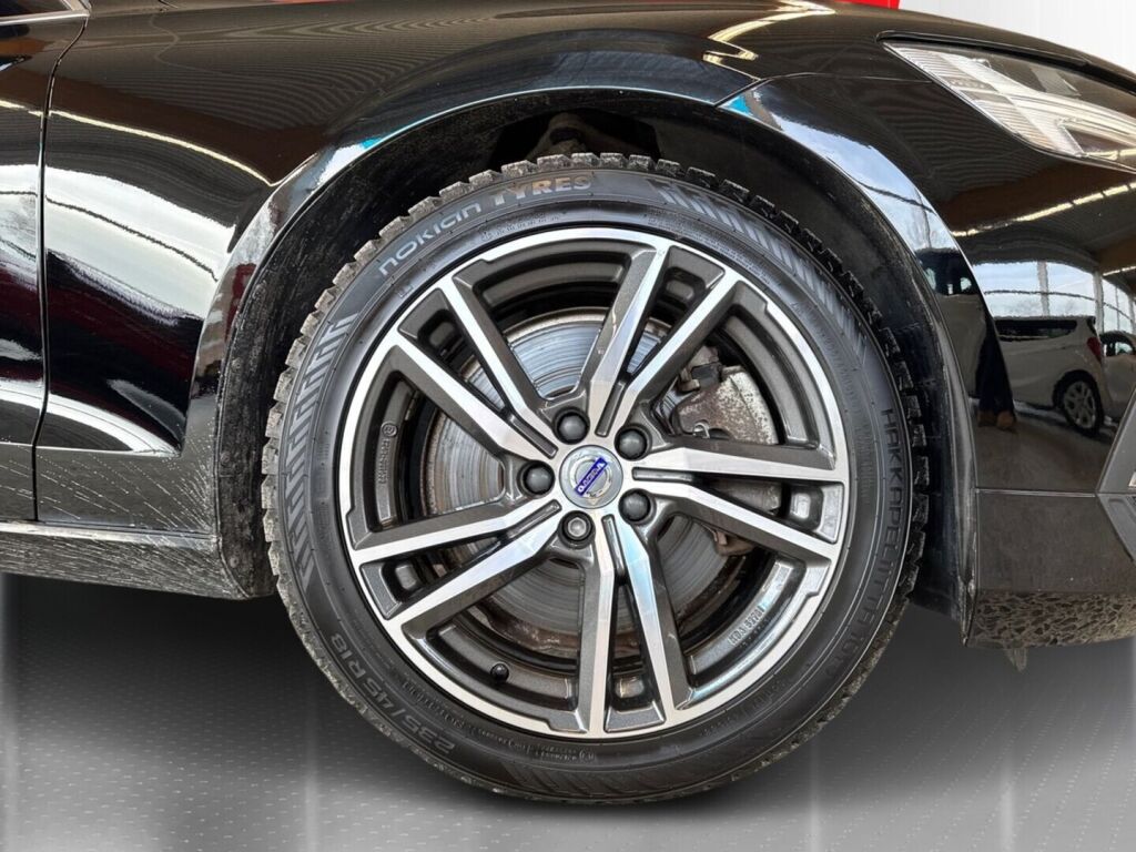 Volvo V60 2022 Musta