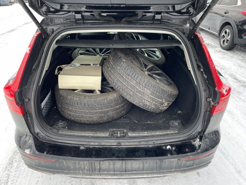 Volvo V60 2022 Musta