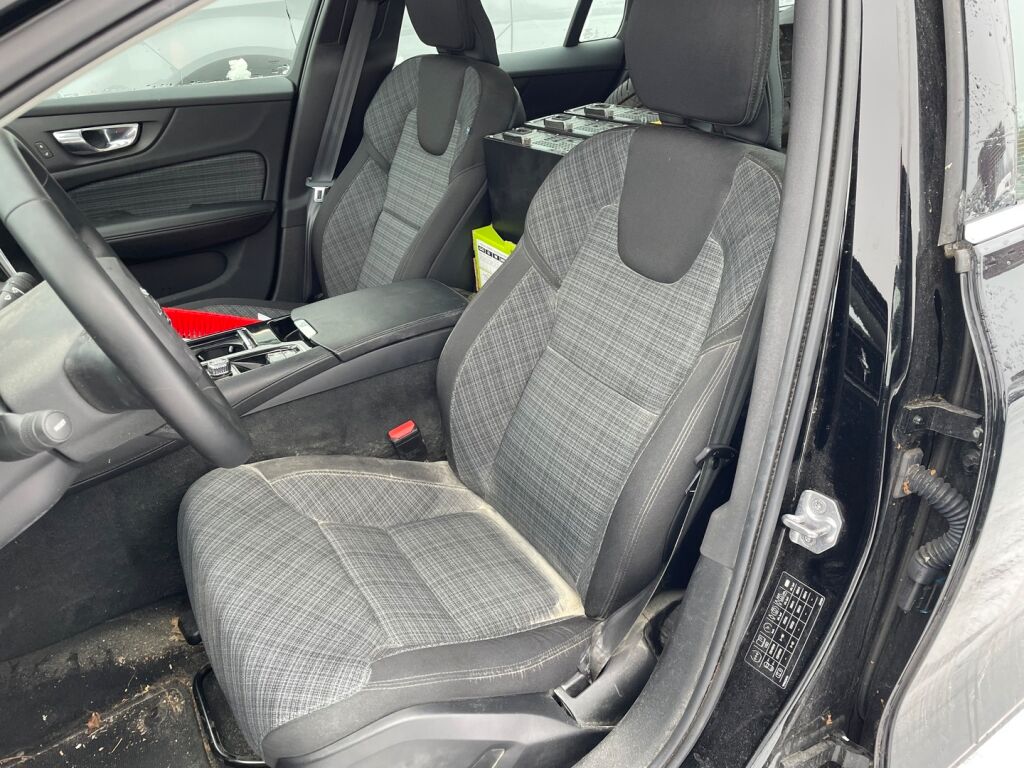 Volvo V60 2022 Musta