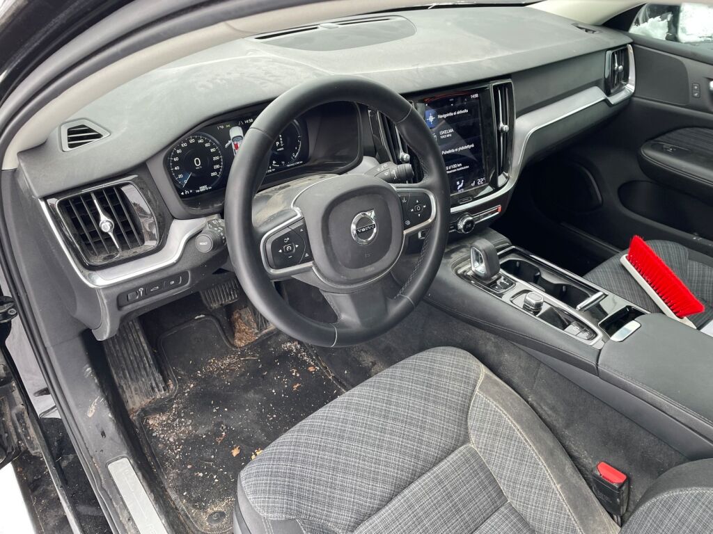 Volvo V60 2022 Musta