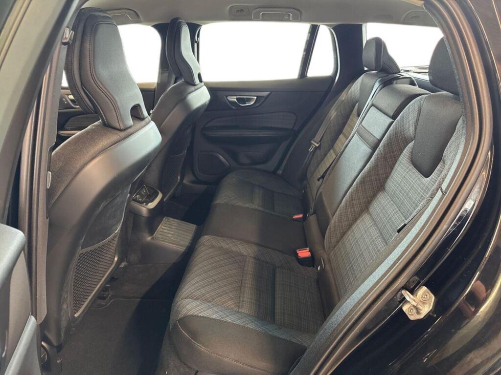 Volvo V60 2022 Musta