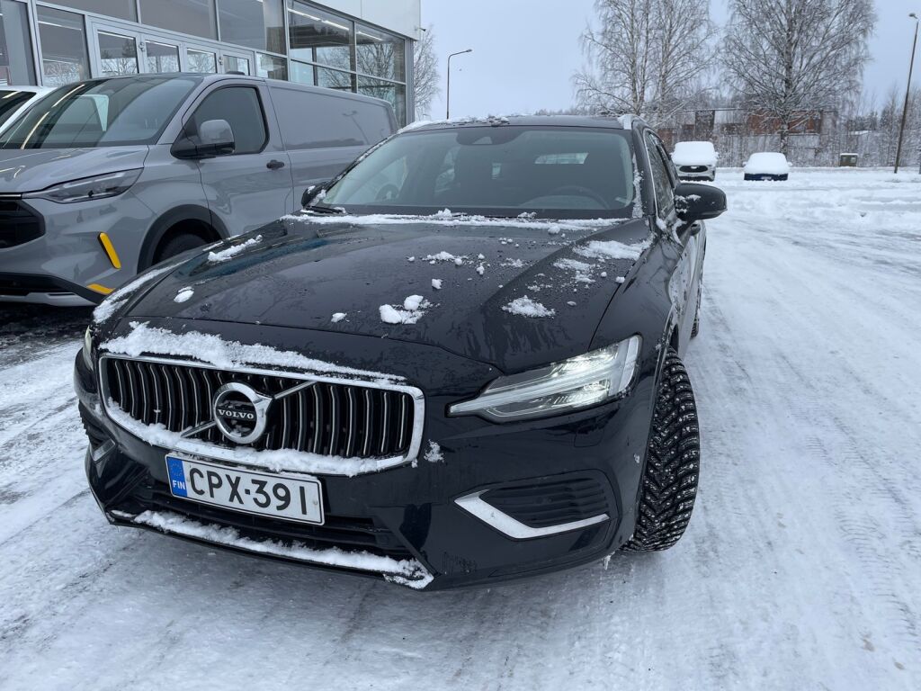 Volvo V60 2022 Musta