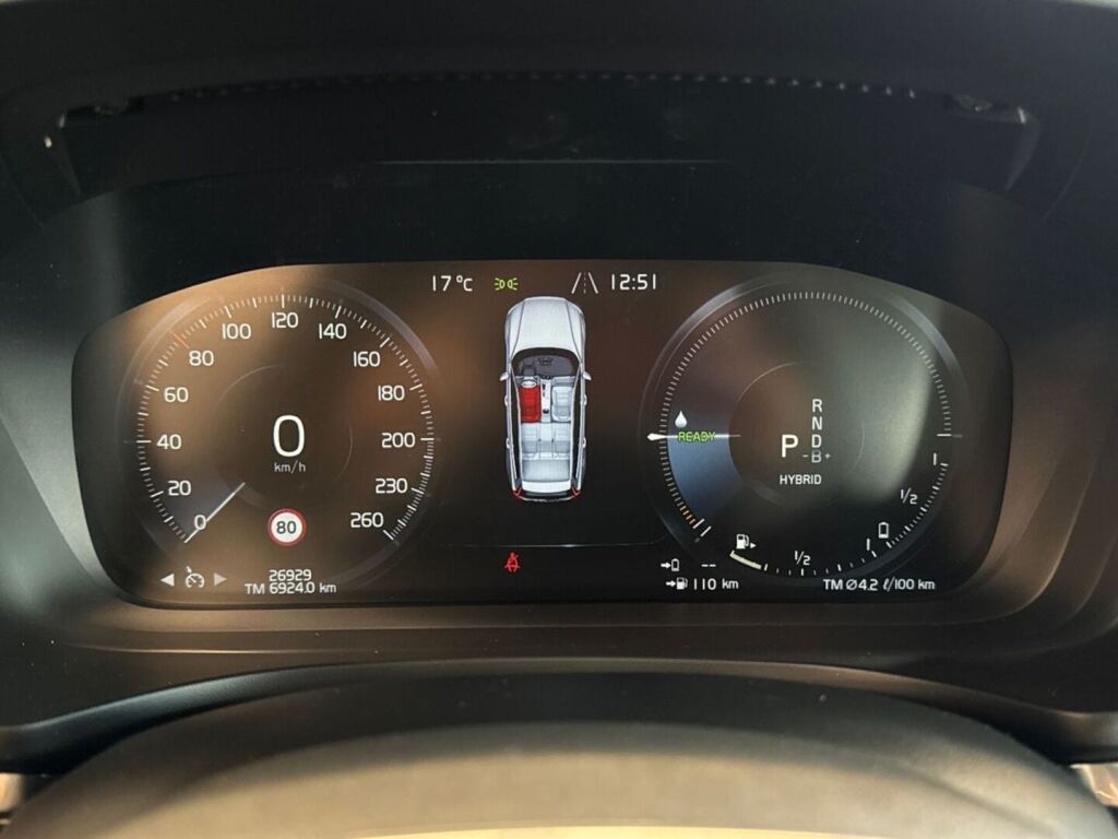 Volvo V60 2022 Musta