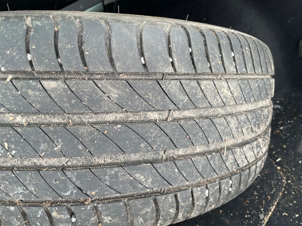 Volvo V60 2022 Musta