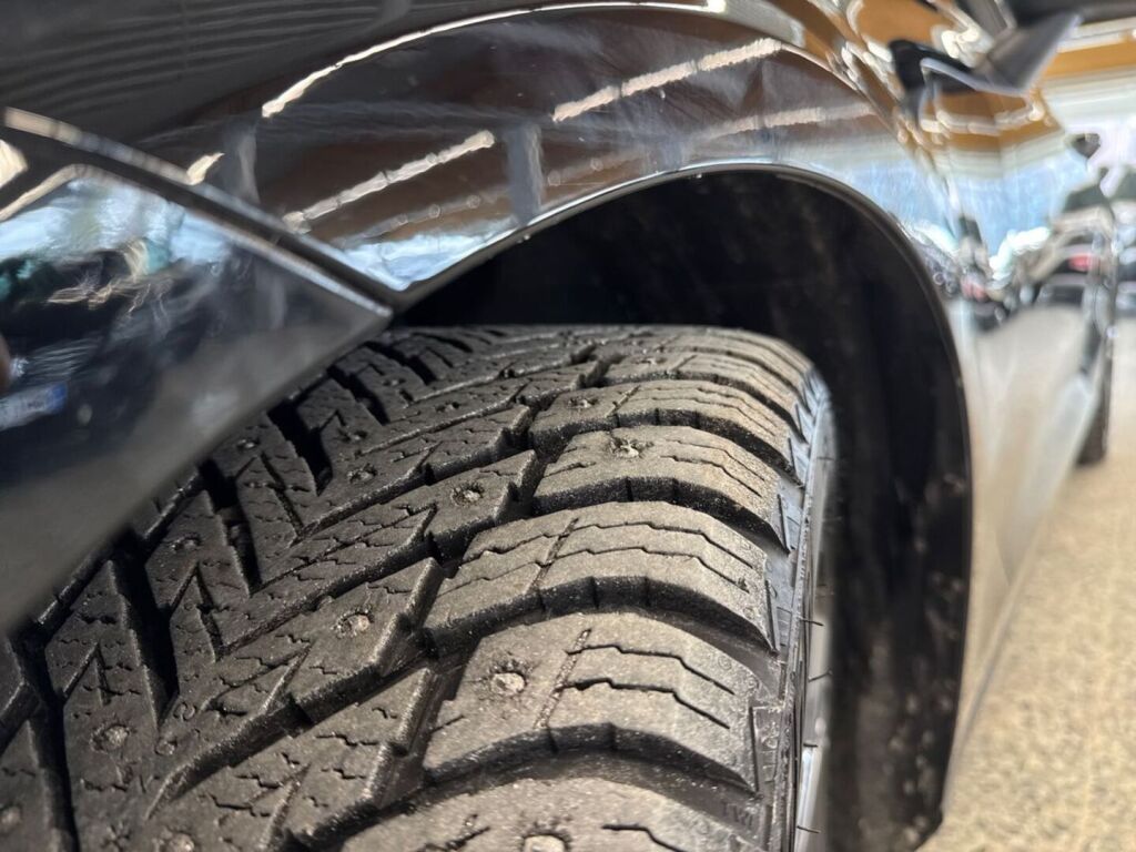 Volvo V60 2022 Musta