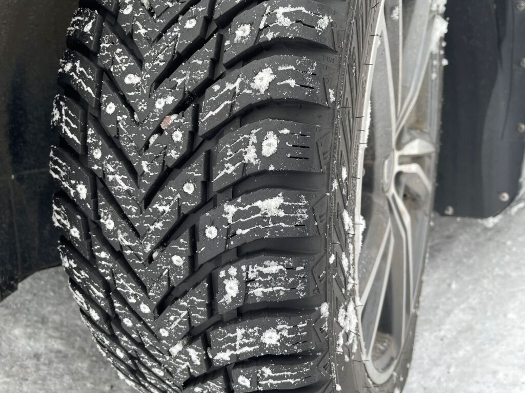 Volvo V60 2022 Musta