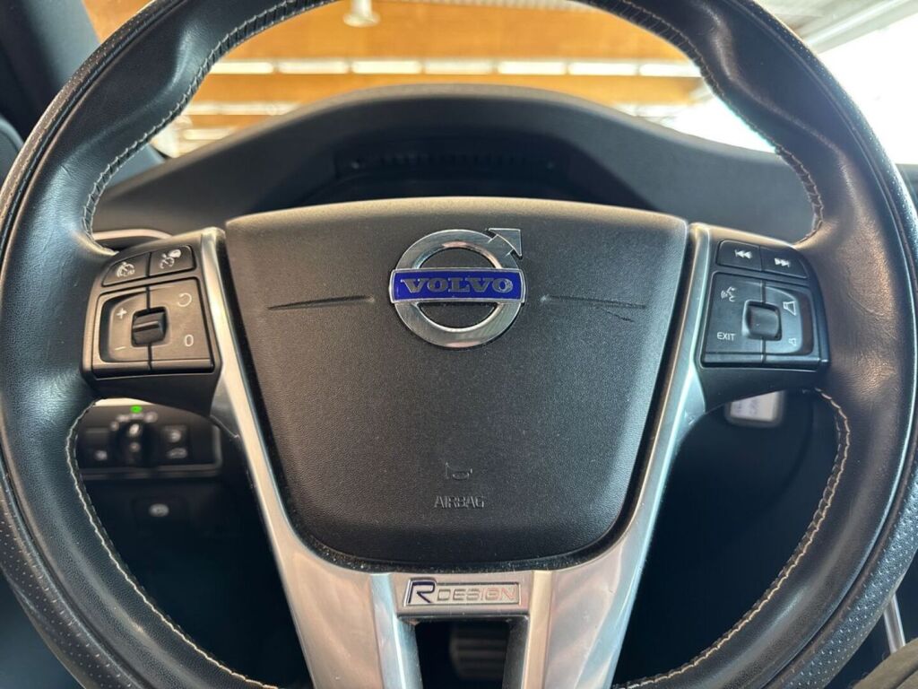 Volvo V60 2017 Punainen