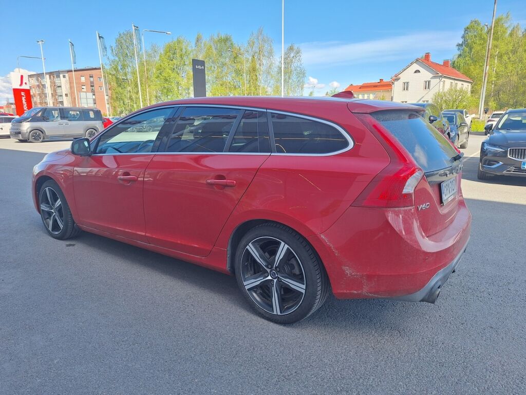 Volvo V60 2017 Punainen