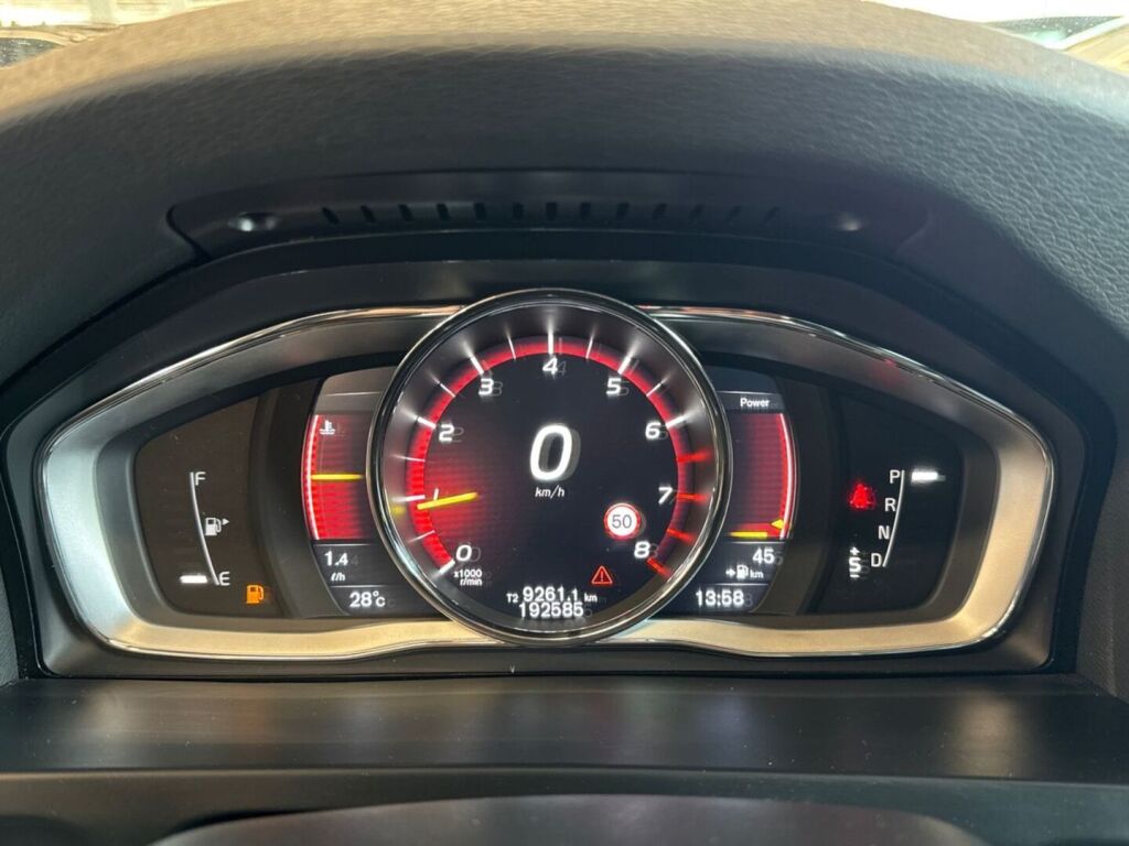 Volvo V60 2017 Punainen