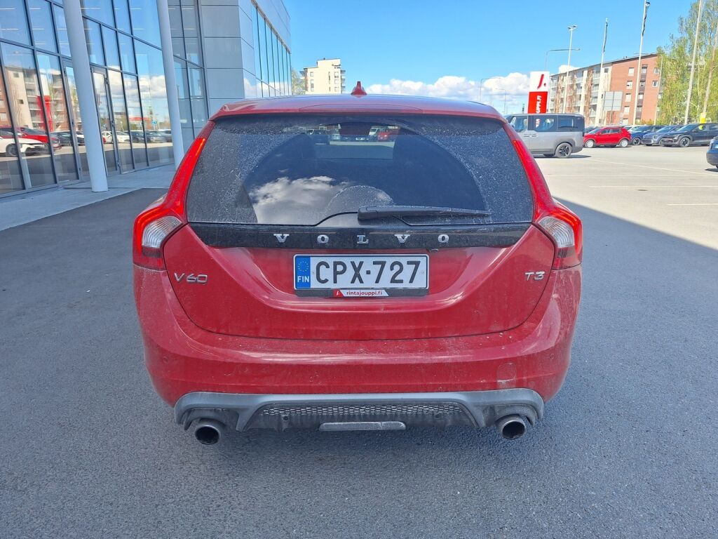 Volvo V60 2017 Punainen