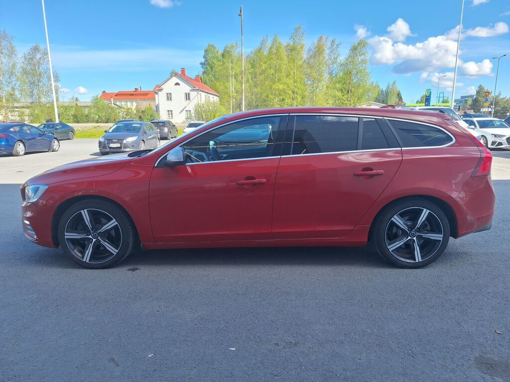 Volvo V60 2017 Punainen