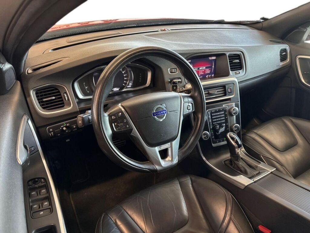 Volvo V60 2017 Punainen