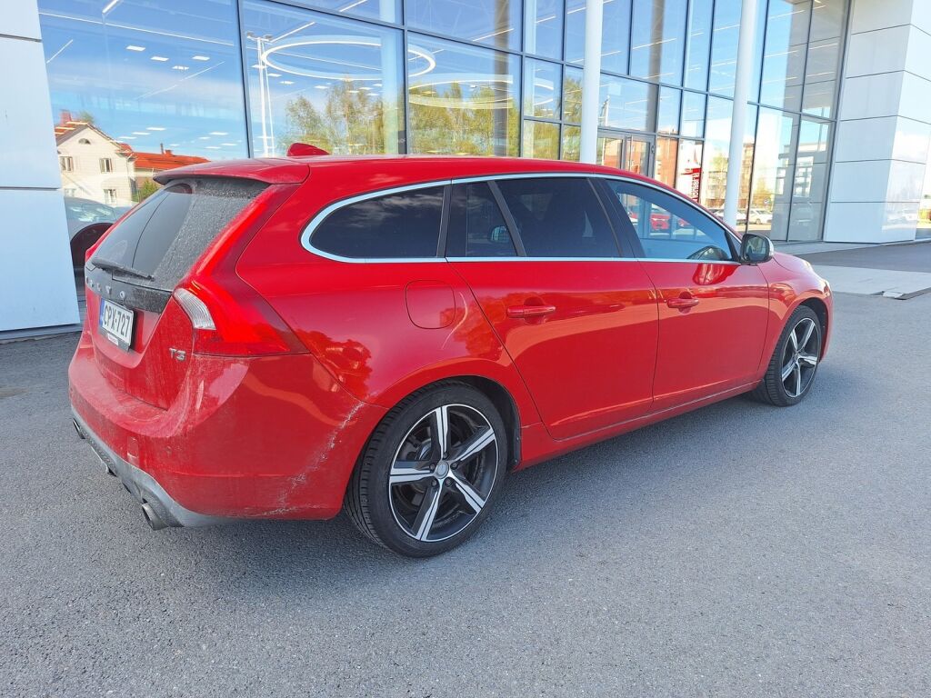 Volvo V60 2017 Punainen