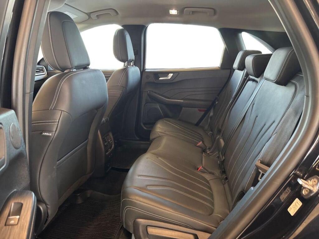 Ford Kuga 2022 Musta