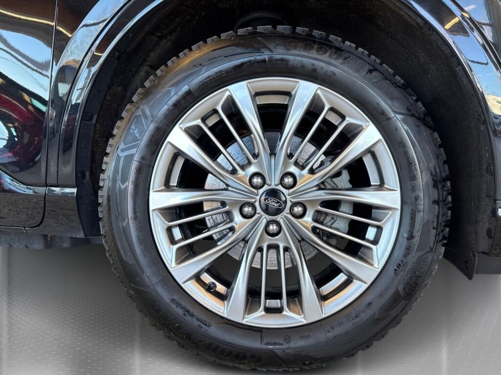 Ford Kuga 2022 Musta