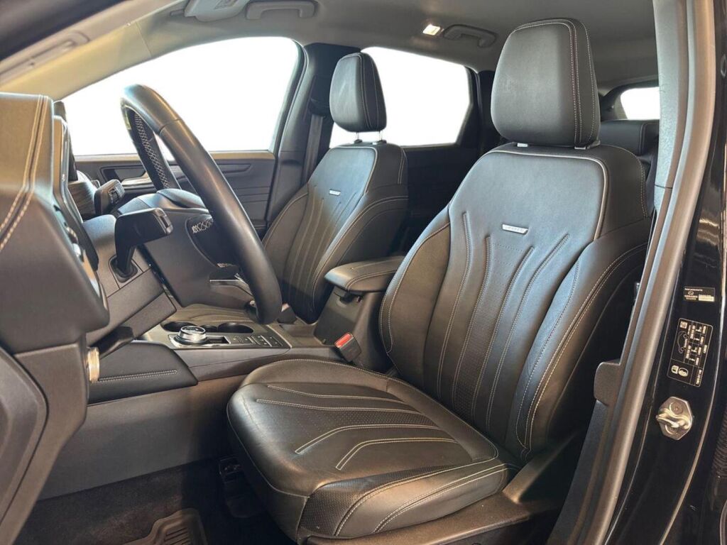 Ford Kuga 2022 Musta