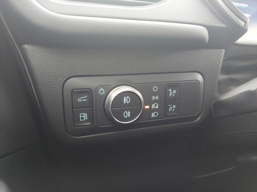 Ford Kuga 2022 Musta