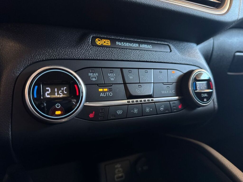 Ford Kuga 2022 Musta