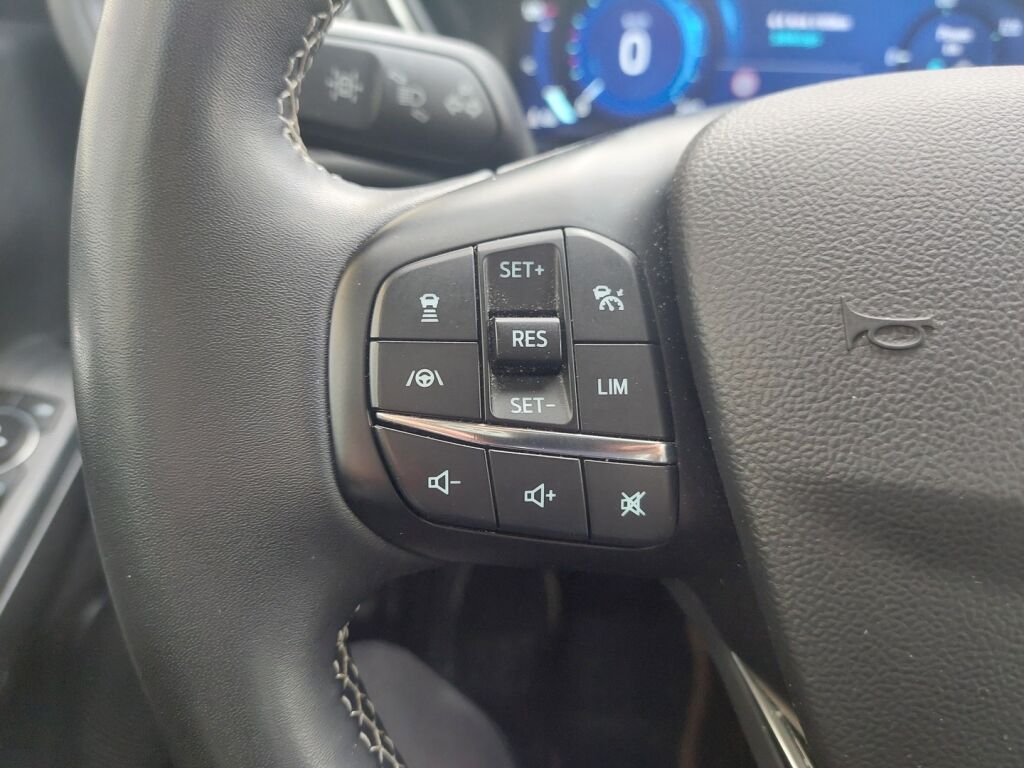 Ford Kuga 2022 Musta