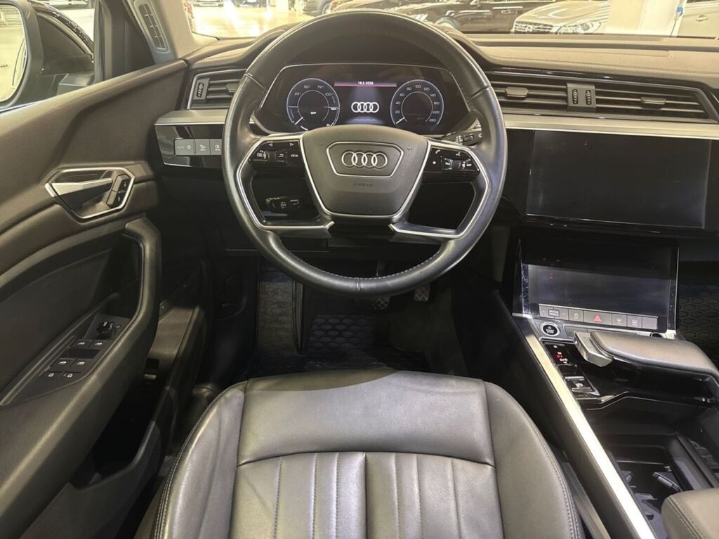 Audi e-tron 2021 Musta