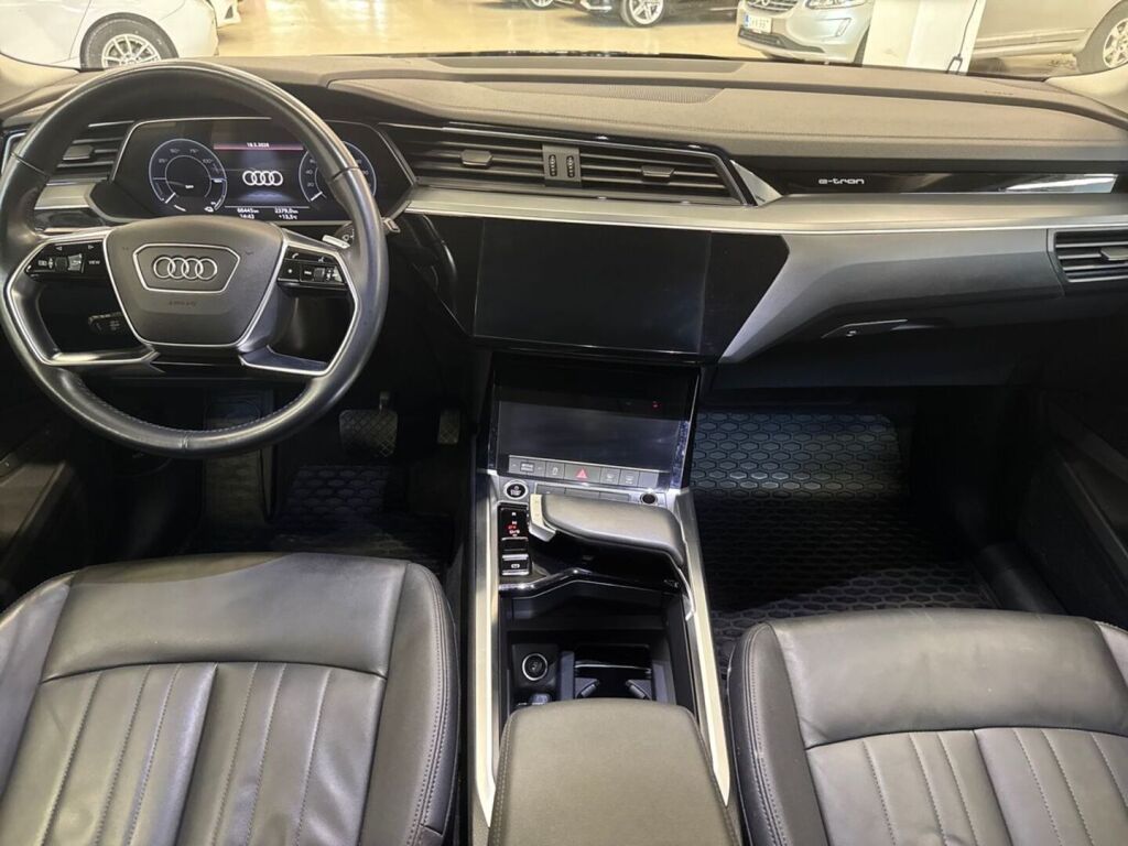 Audi e-tron 2021 Musta