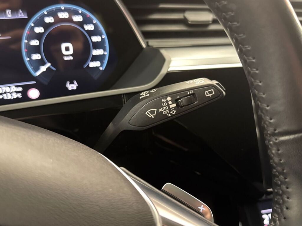 Audi e-tron 2021 Musta