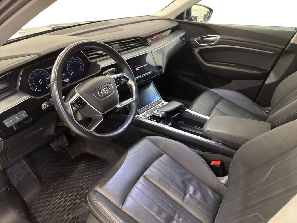 Audi e-tron 2021 Musta