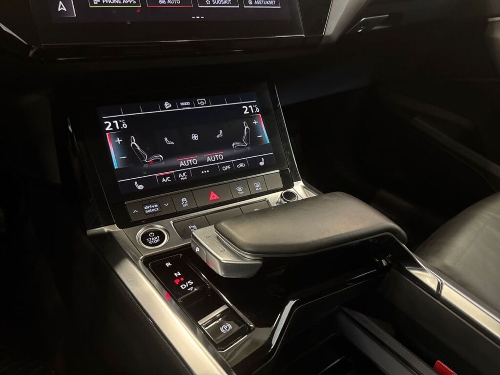 Audi e-tron 2021 Musta