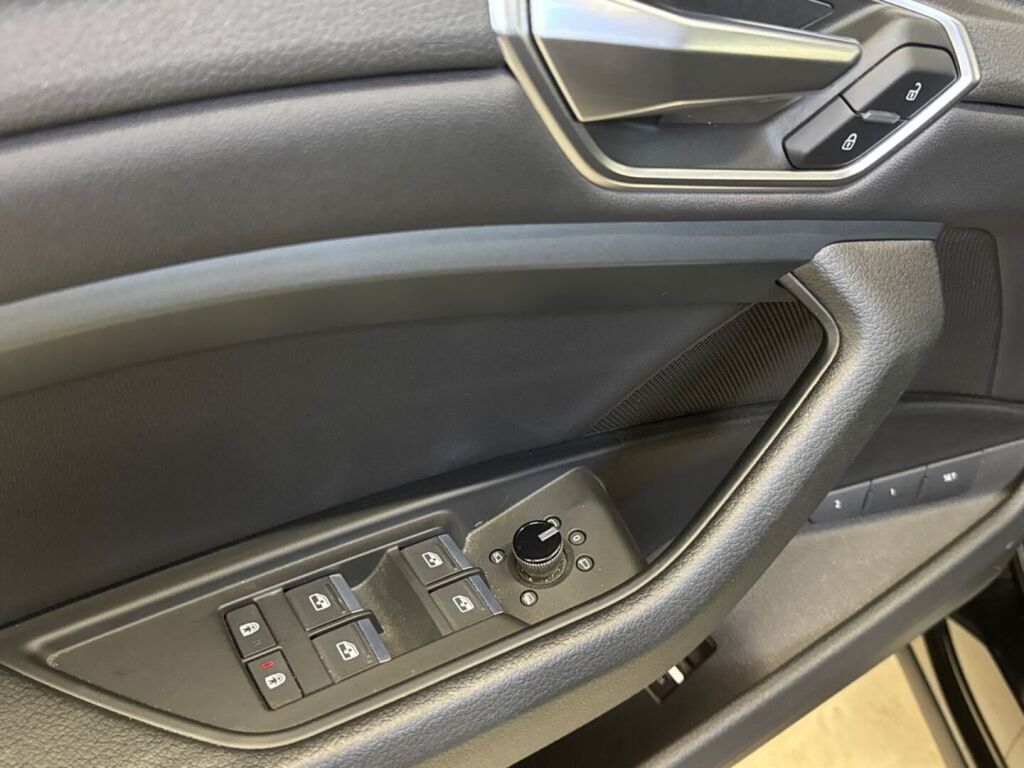 Audi e-tron 2021 Musta