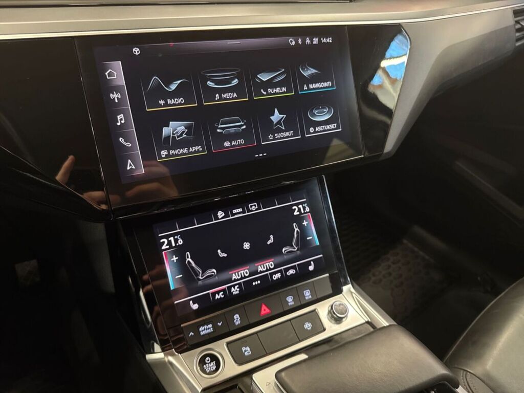Audi e-tron 2021 Musta